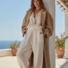 gabardina impermeable mujer apoyada