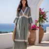 vestido de seda con puntilla celeste