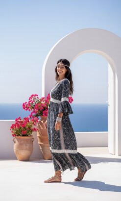 vestido de seda con puntilla andando negro