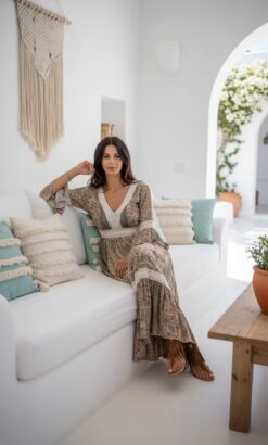 vestido de seda con puntilla sentada nude