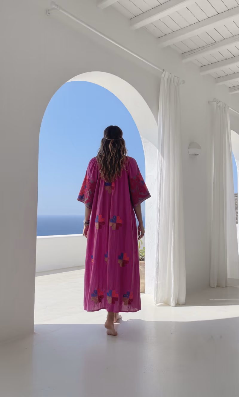 Besticktes Tanok-Kleid aus Baumwolle mit weiten Ärmeln, hergestellt in Indien Rückseite